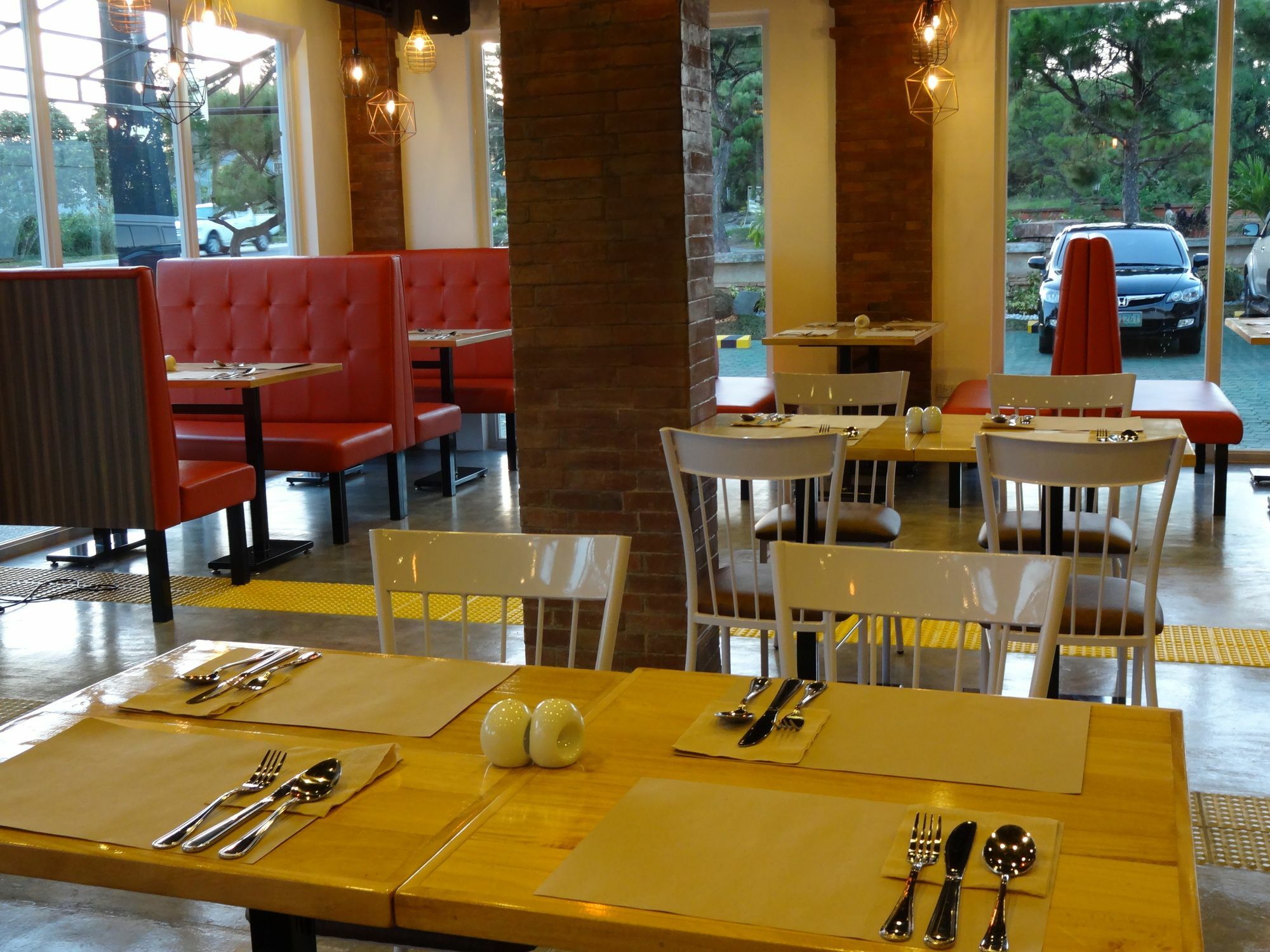 Capital O 642 The Junction Tagaytay Hotel Tagaytay City Exterior foto